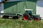FENDT Farmer-280S (Leistung:80PS; Hubraum:4086ccm; Produktionszeitraum:1996-2003) samt Zweiachsh�nger in vorwiegend gr�ner Umgebung; 260523