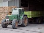 FENDT-Farmer_311LSA verl�sst mit seinem Einachser eine Lagerhausfiliale ;100420