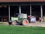 FENDT;Farmer308LS-Turbomatik holt mit dem angekoppeltem Siloking weiteres Futter f�r die im Stall stehenden Rinder;110410