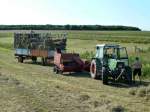Fendt Farmer 306 LSA mit angeh�ngter Welger-Ballenpresse und Ballenwagen auf einer Wiese in der Gemarkung von Fulda-Bernhards, Juli 2013