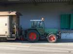 Fendt Tuorbomaik Farmer 304 LSA als Rangierfahrzug f�r RhB G�terwagen im Industriegel�nde Landquart Ried am 18.10.2013