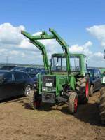 selbst auf dem Besucherparkplatz konnte man Fendt-Produkte sehen, hier ein Fendt 102 LS, anl.