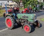 =Fendt Farmer 1 Z auf der Zufahrt zur Oldtimerausstellung der OLDTIMERFREUNDE OHMTAL in Dannenrod, 09-2025