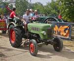 Gut besetzter Fendt Farmer 2, war bei der Rundfahrt in Keispelt mit am Start. Traktorentreffen am 09.08.2026