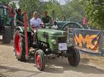 Fendt Farmer 2 mit 3 Damen an Bord, nahm an der Rundfahrt beim Traktorentreffen in Keispelt teil. 09.08.2026