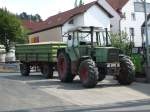Fendt Favorit 611 LS wartet auf die Entladung des Anh�ngers bei der Raiffeisenwarenzentrale in 36088 H�nfeld am 07.08.09