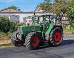 =Fendt Favorit 614 LSA auf der Zufahrt zur Oldtimerausstellung der OLDTIMERFREUNDE OHMTAL in Dannenrod, 09-2025