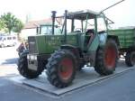 Fendt Favorit 611 LS mit Anh�nger zur Getreidewiegung bei der Raiffeisen-Warenzentrale in 36088 H�nfeld am 24.07.08
