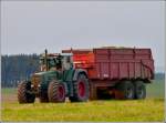 Fendt Traktor mit Kipper beladen mit Siloheu auf dem Weg zum Entladen. 25.07.2012,