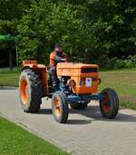 Fiat Traktor kommt nach der Rundfahrt in der Nähe von Wintger beim Oltimertreffen auf dem Ausstellungsgelände an. 29.05.2022   