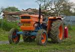 Fiat Traktor macht eine kurze Pause am Ackerrand. 05.2023