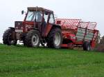 FIATAGRI 65-88DT holt mit dem Pttinger-Ladewagen Grnschnitt von den hgeligen Mhlviertler Wiesen;101026