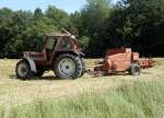 Fiat DT 8090 mit einer Welger Ballenpresse unterwegs auf einem Stoppelfeld in Fulda-Dietershan, August 2009