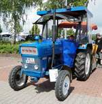 =Ford 2000 steht bei der Traktorenausstellung  Ahle Bulldogge us Angeschbach oh Lannehuse  in Angersbach im Juni 2018