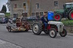 Ford Traktor mit Getreidemähbinder nahm am Umzug beim „Baurefest  in Brachtenbach teil.  14.04.2019.
