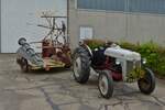 Ford Traktor mit Mähbinder zum Abernten vom Reifen Getreide, dieses Gespann hat man regelmäßig in den 50er bis Anfang 70er Jahre gesehen, aufgenommen beim „Baurefest in Brotebach“. 14.05.2023