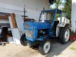 FORD-Traktor (leider keine Daten ablesbar) wartet auf weitere Verwendung; 250820