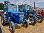 Gr��en vergleich zwischen einem Ford 5000 und einem Ford 7710 beim Oldtimertreffen in Warken.