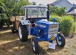 Ford 2000, BJ 1968, 37 PS, 3 Zyl, 2590 ccm, steht beim Traktorentreffen, mit einem H�nger bereit um Besucher mit auf die Rundfahrt durch die Umgebung von Keispelt mitzunehmen.