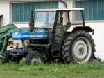 FORD-4610 (Leistung:61PS; Hubraum:3292ccm; Produktionszeitraum:1981-91) fristet entlang einer Betriebshalle wohl seiner letzten Ruhest�tte entgegen; 260517