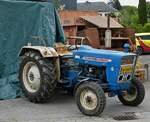 Ford 3000 steht mit einem Plane bedecktem Hänger nahe dem Dreschkasten beim  „Baurefest in Brotebach“.