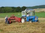 Ford 3000 mit MF-Ballenpresse unterwegs auf einem Feld in 36100 Petersberg-Marbach im August 2009