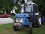 FORD-3910 hat sich einen schattigen Parkplatz auserkoren;100704