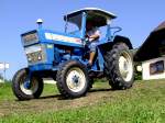 FORD-3000; tuckert mit seinen 47PS auf der absch�ssigen Wiese zum Oldtimerparkplatz; 110821