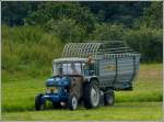 Mit diesem Ford 3910 als Vorspann vor einem Selbsm�herladewagen holt dieser Bauer frisches Gr�nfutter f�r seine Tiere zur Stallf�terung.