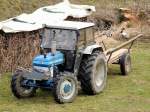 FORD-4610, schiebt den alten Holzanhänger in Richtung aufgebrachter Stockenten; 150321
