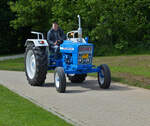 Ford 4000, kommt nach der Rundfahrt bei dem Oldtimertreffen in Wintger den Veranstaltungsort an.