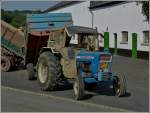 Noch t�glich im Einsatz scheint dieser Traktor Ford 4000 zu sein, hier aufgenommen mit einem H�nger.