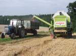 FORD5000 steht auf einem Feld N�he Neuhofen/Innkr.mit einem Einachsh�nger bereit, welcher von einem CLAAS_Dominator-88S mit Weizen bef�llt wird;090809