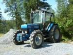 Ford 5030 steht auf einem Parkplatz vor einer Bergh�ttensiedlung in S�dnorwegen, Juli 2011    