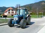 FORD_6810 ist mit einem Kunstd�ngerstreuer in Launsdorf unterwegs; (090407)