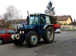 FORD-7610 eilt mit einem D�ngerstreuer-M223 am tr�ben Freitagnachmittag noch zum Lagerhaus; 130315