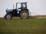FORD-Traktor (Schlepper) mit einer Wiesenegge; 150321
