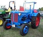 Hanomag R35, in sehr ausgefallener Farbgebung, steht bei der Oldtimerausstellung der Traktorenfreunde Mackenzell im September 2013 