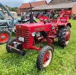 =IHC 324 Farmall mit Heckladeschaufel, gesehen beim Ortsjubiläum 1000 Jahre Großenbach im Juni 2025