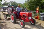 McCormick D-320, nimmt einige Zuschauer bei der Rundfahrt beim Traktorentreffen in Keispelt mit.