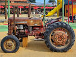 Im Bild ein McCormick-Traktor vom Typ D324 Standard.