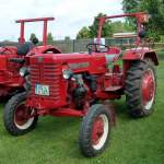 Farmall D 320, ausgestellt beim Sommerfest in Karlsdorf-Neuthart im Juni 2013