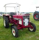 =IHC 433 steht auf dem Ausstellungsgelände der Schlepperfreunde Auenberg, Mai 2018