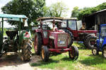 International 532, gesehen auf einem alten Bauernhof auf dem Traktoren gesammelt und repariert werden.