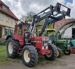 =IHC 856 XL, gesehen auf dem Ausstellungsgelände der Traktorfreunde Wiershausen am Klostergut Hilwartshausen, 05-2023