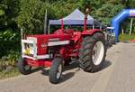 McCormick 624, BJ 1968, steht vor der Einfahrt zum Austellungsgel�nde beim Oldtimertreffen in keispelt. 09.08.2026