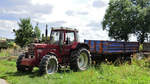 International IHC 1255XL ,gesehen auf einem alten Bauernhof auf dem Traktoren gesammelt und repariert werden.