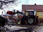 IHC-Traktor mit COMFORT-2000 Kabine und Frontladeschaufel;120326