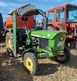 =John Deere 820, präsentiert bei der Oldtimerausstellung der OLDTIMERFREUNDE OHMTAL in Dannenrod, 09-2025