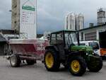 John-Deere1950 mit D�ngekalkwagen bei einer Lagerhausfiliale; 260708